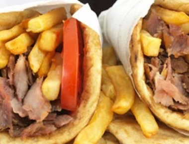 Ποιο ελληνικό «υγιεινό» πιάτο έχει τις ίδιες θερμίδες με δύο πιτόγυρα;